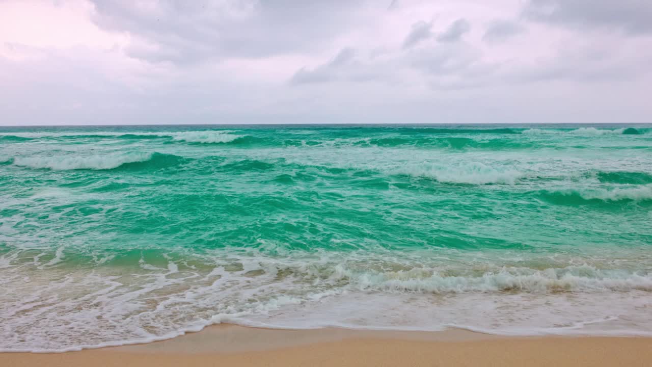 美丽的加勒比海海浪轻轻冲刷着墨西哥的沙滩。视频素材