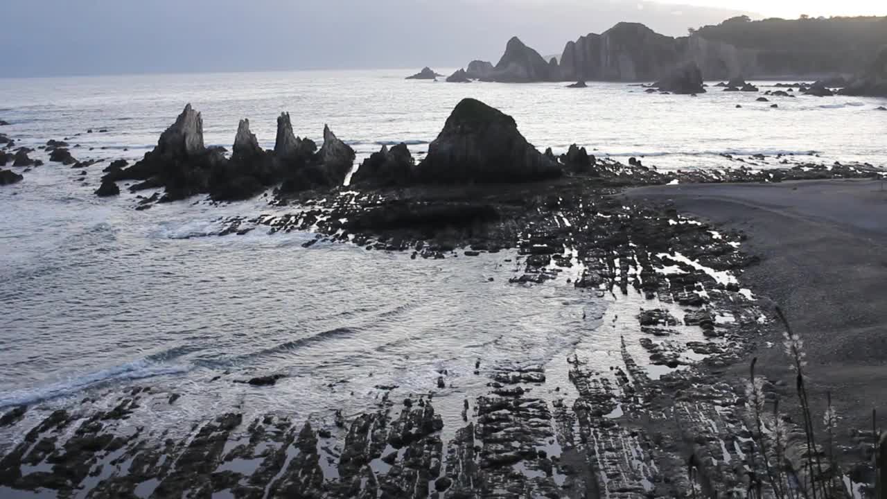 Gueirua是西班牙库迪列罗附近的一个特殊海滩视频下载