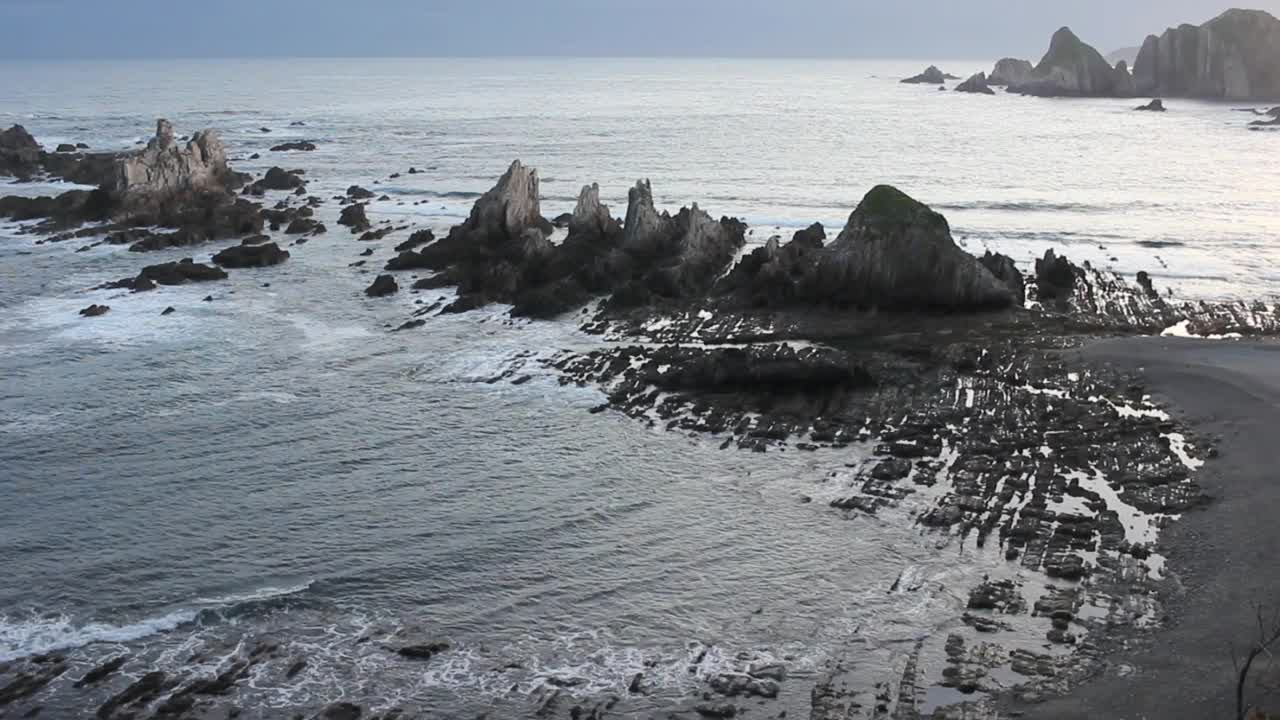 Gueirua海滩黎明时分的奇特景观视频下载