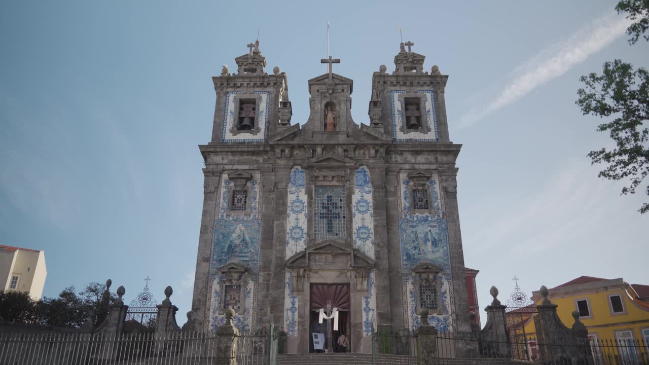 Igreja de Santo Ildefonso是波尔图一座18世纪的教堂，其立面的特点是Azulejo瓷砖艺术。视频素材