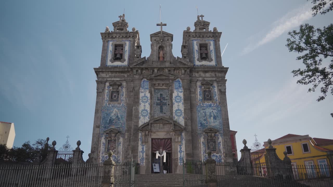 Igreja de Santo Ildefonso是波尔图一座18世纪的教堂，其立面的特点是Azulejo瓷砖艺术。视频素材