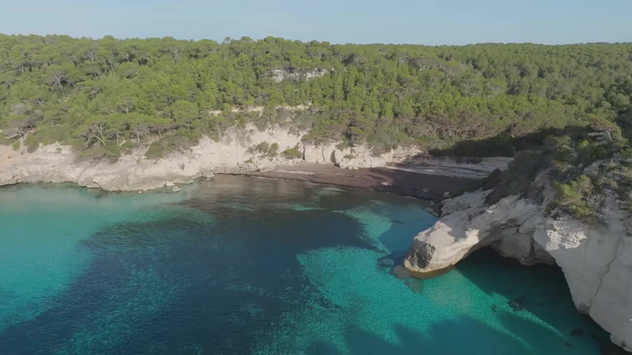 梅诺卡旅游，巴利阿里海岸目的地，海滩无人机拍摄建立视频素材