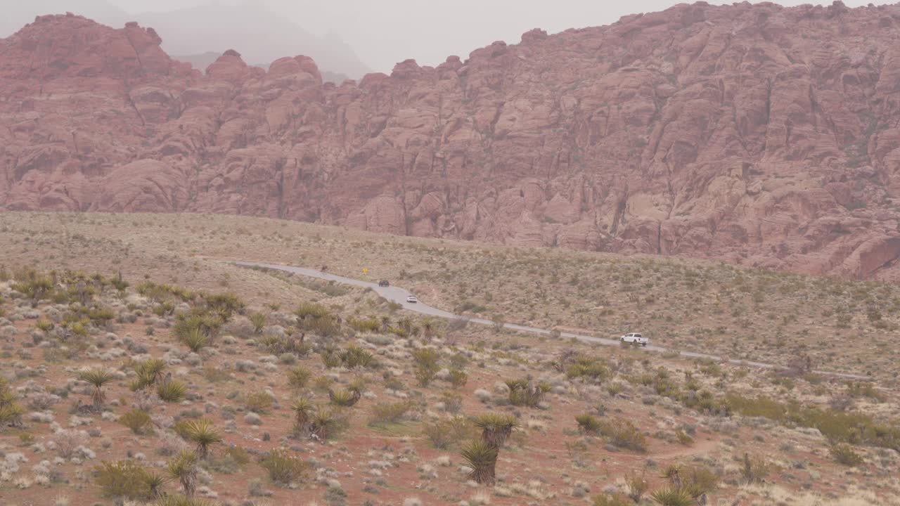 沿着风景单行道在红岩峡谷，克拉克县，内华达州，美国-广角镜头视频素材