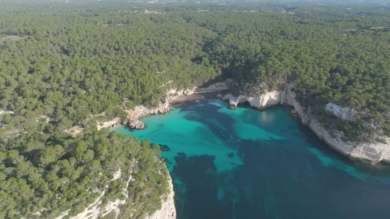 空中绿色海岸绿松石隐藏的海滩海湾在梅诺卡，西班牙，卡拉米特亚纳视频素材