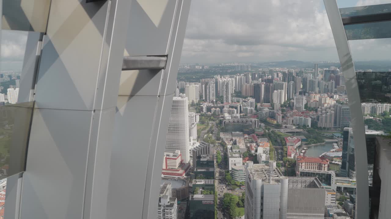 从首都春天的空中花园看到的新加坡城市。视频下载