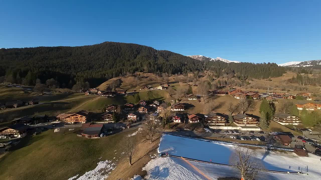 格林德沃度假区，雪很少。风景优美的瑞士阿尔卑斯山和滑雪区，周围是高大的雪山和陡峭的悬崖视频素材