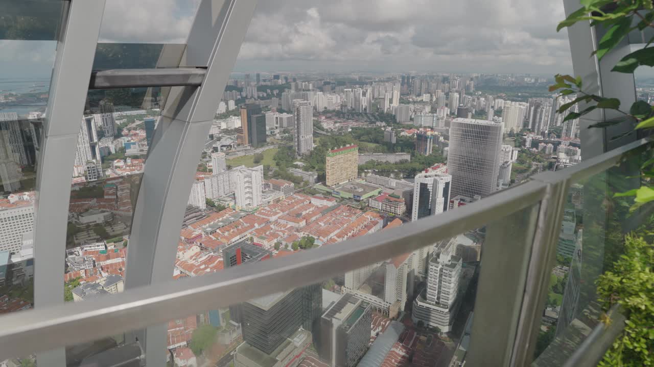 从首都春天的空中花园看到的新加坡城市。视频下载