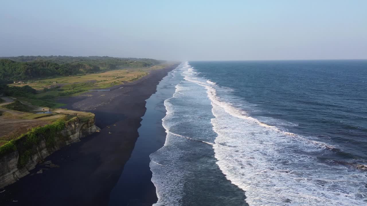 鸟瞰美丽的海岸景观，黑沙滩和大浪视频素材