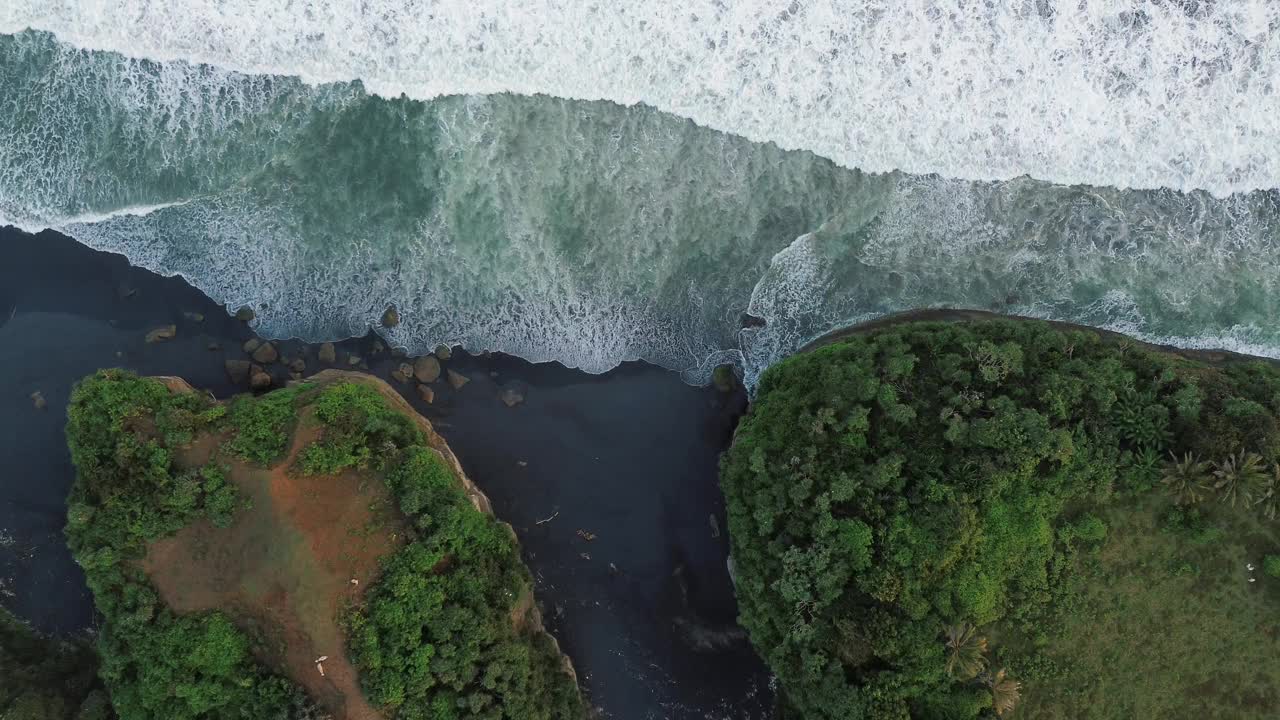 海浪到达海岸线的鸟瞰图，4K无人机镜头视频素材