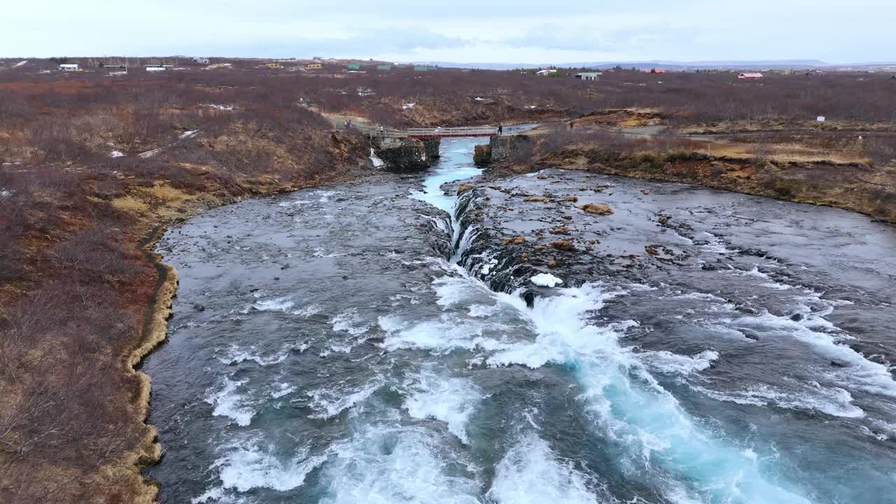 冰岛布鲁尔福斯瀑布，湛蓝的海水和岩石景观，鸟瞰图视频素材