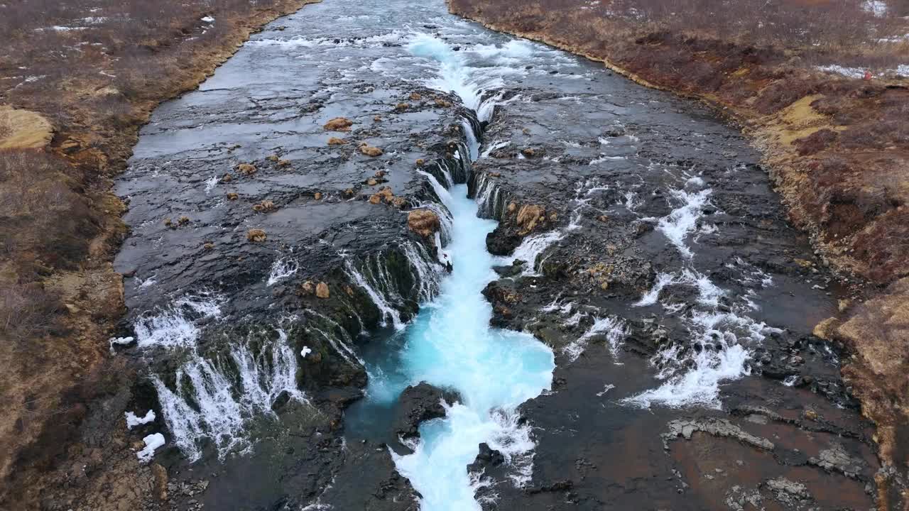 布鲁尔福斯瀑布的绿松石水流经冰岛的火山地带视频素材