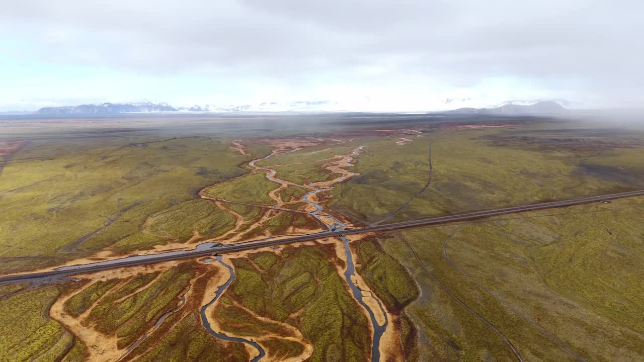 航拍冰岛广阔的风景，河流蜿蜒，道路孤独视频素材