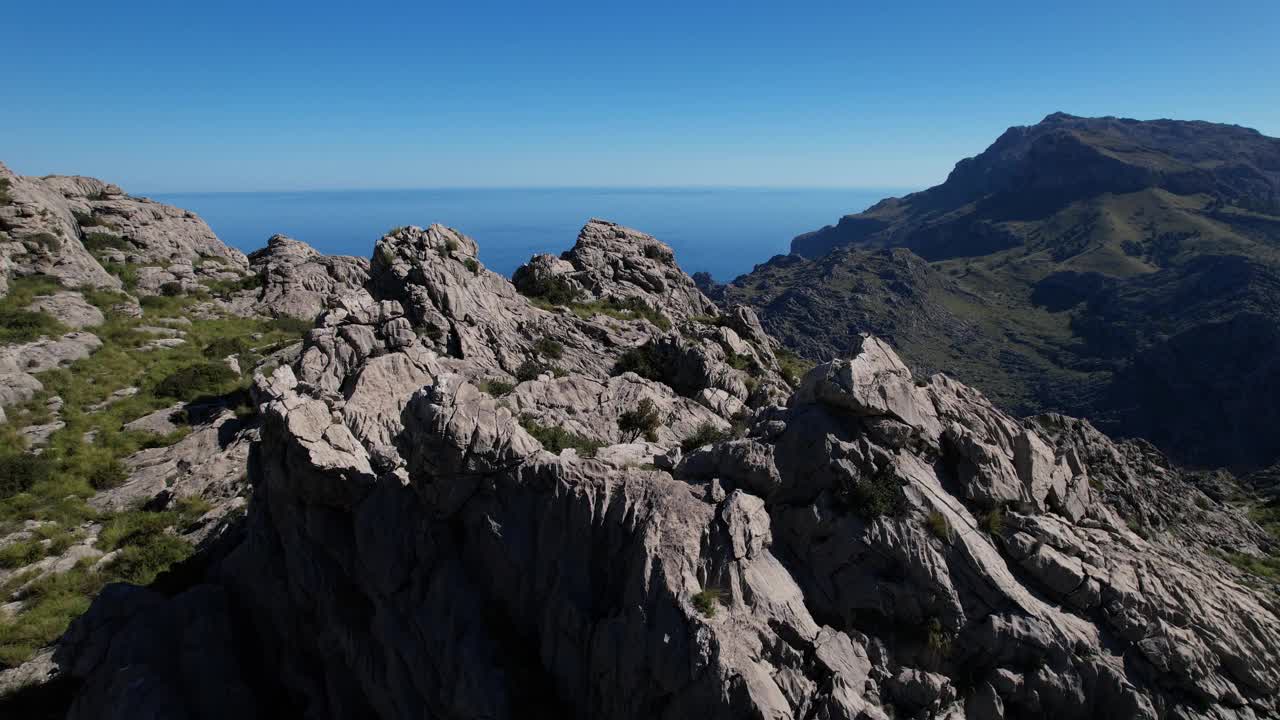 从山顶俯瞰山脉全景视频素材