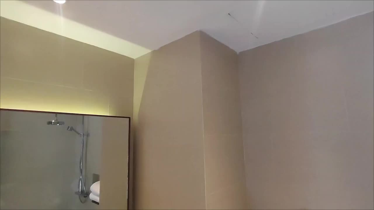 现代酒店浴室的内部。墙壁用浅色瓷砖装饰。视频素材