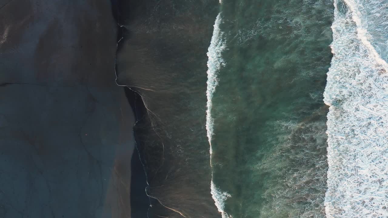 黑沙滩鸟瞰图和俯视图美丽的自然背景。视频素材