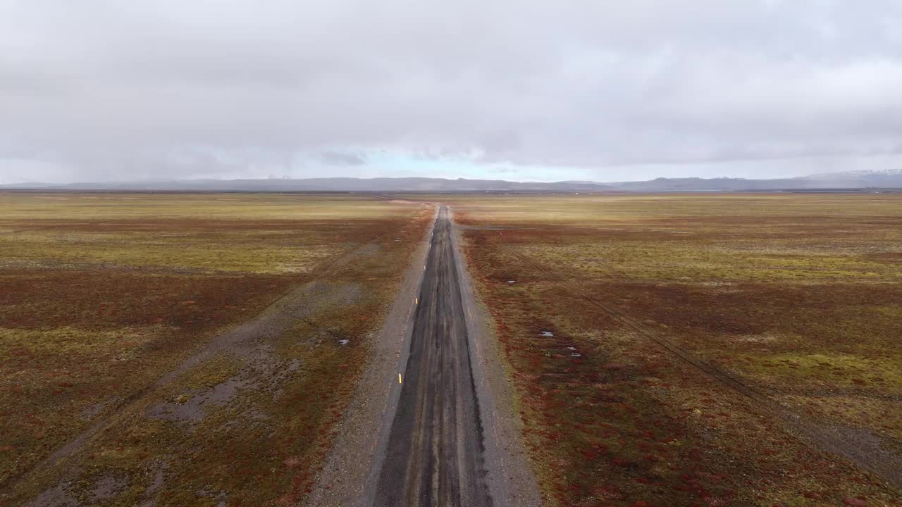 无尽的道路穿过冰岛的荒野，阴天，遥远的地平线，鸟瞰视频素材