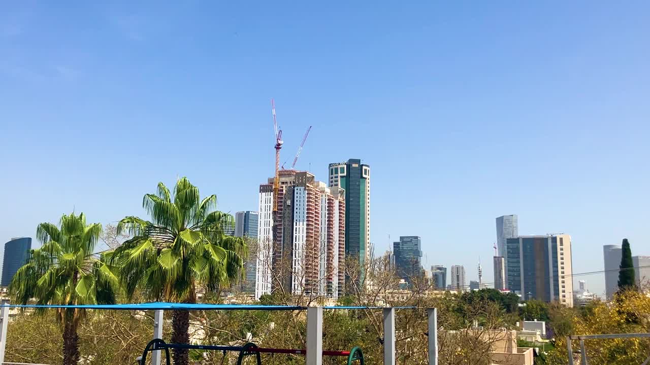 特拉维夫高塔的全景图。大型建筑工地，脚手架，新的摩天大楼。概念:以色列房地产，投资，投资。视频素材