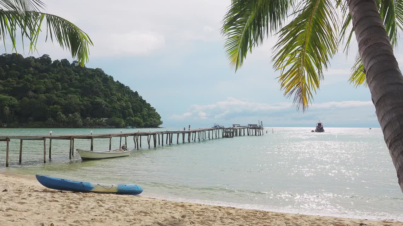 在夏日阳光明媚的日子里，男友和女友在泰国的古德岛的海滩上享受着快乐视频下载