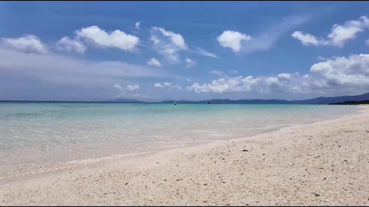 阳光明媚的海滩，清澈的海水，蓝天视频素材