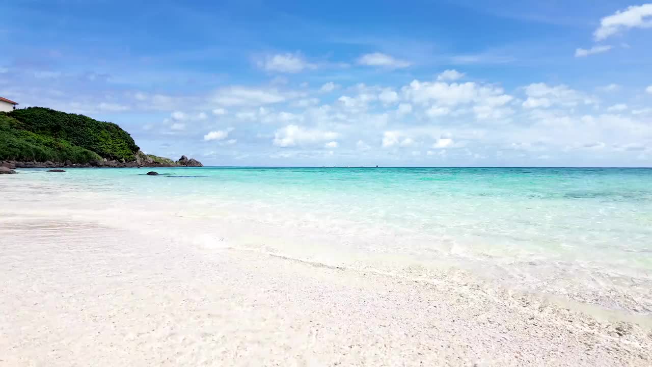 热带海滩有清澈的海水，青山和蓝天视频素材