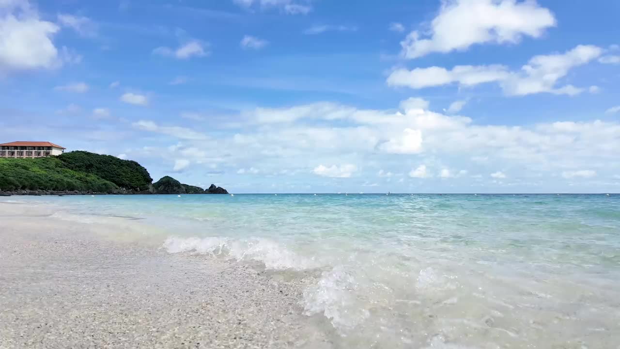 热带海滩有清澈的海水，青山和蓝天视频素材