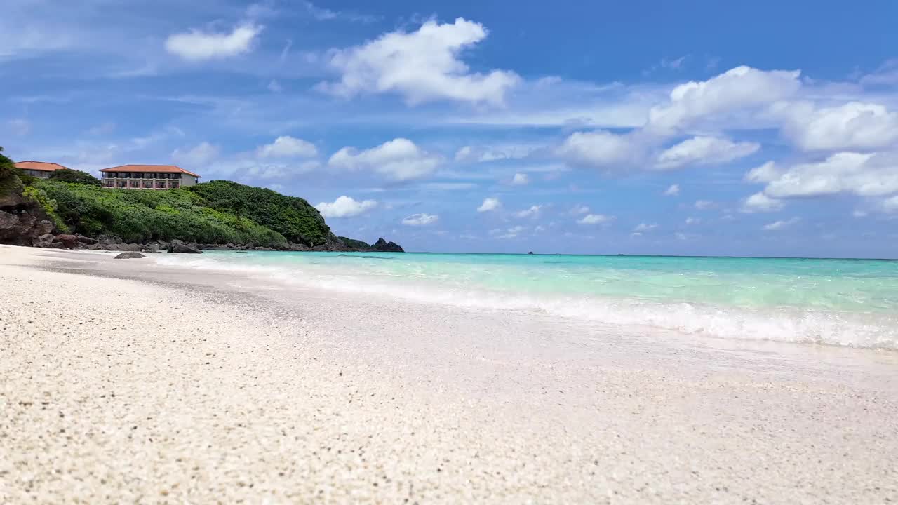 海水清澈的热带海滩和海滨酒店视频素材