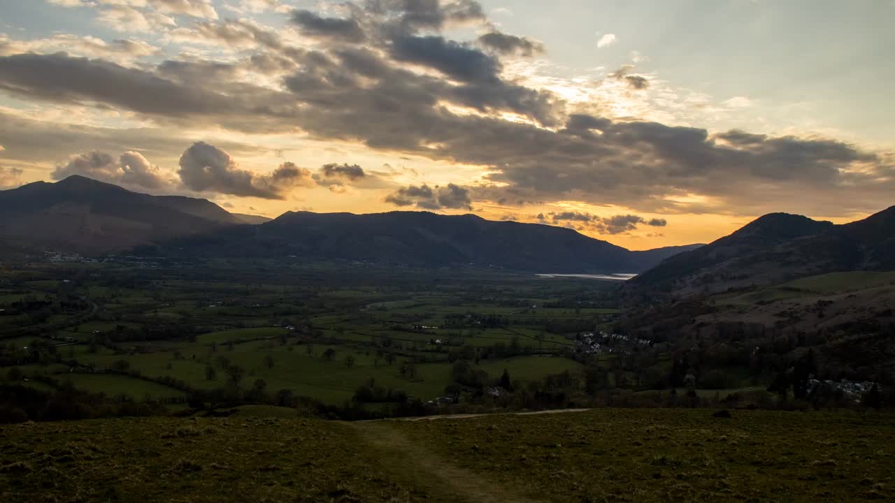 英国坎布里亚郡的凯瑟克，夕阳落在山后的4k延时照片视频素材