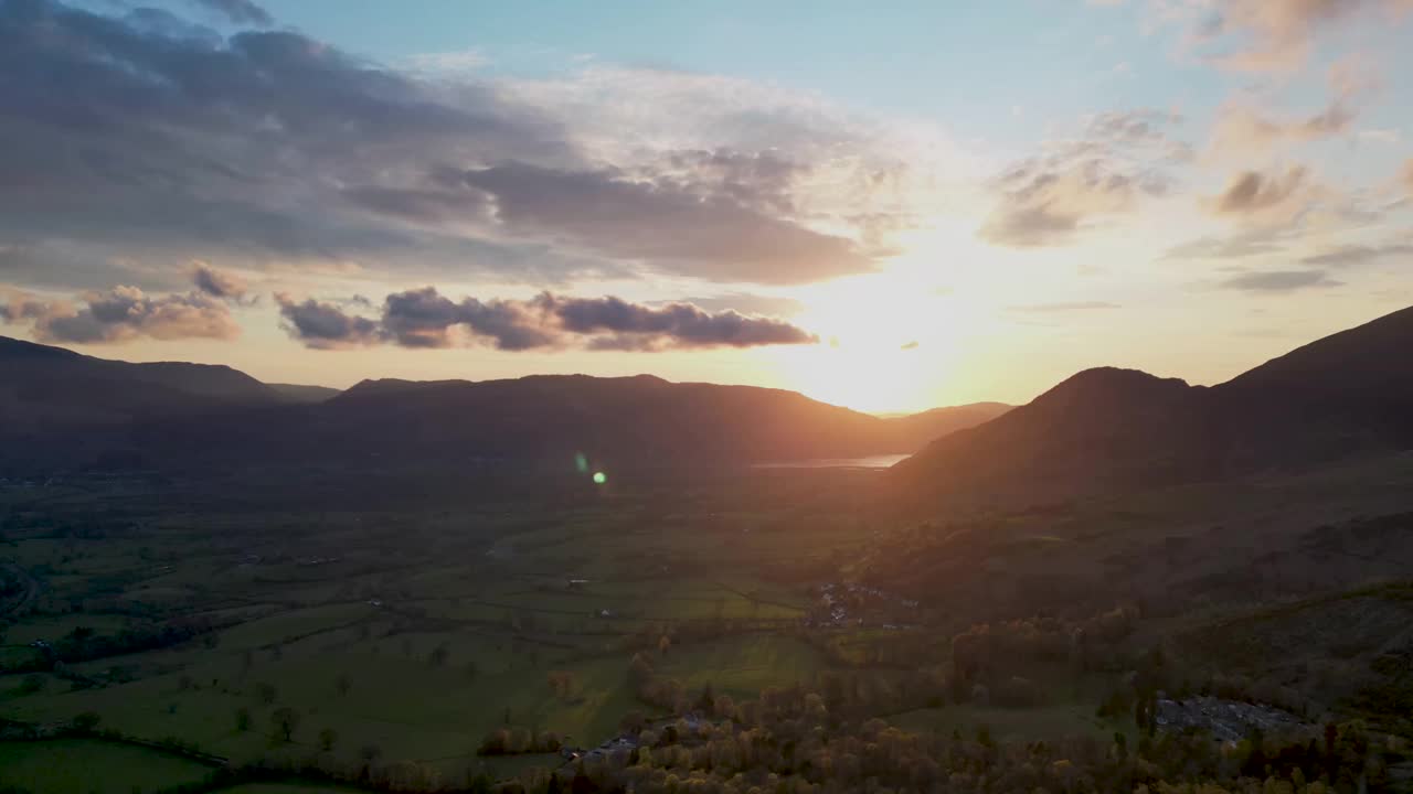 英国坎布里亚郡的凯瑟克，夕阳落在山后的4k延时照片视频素材