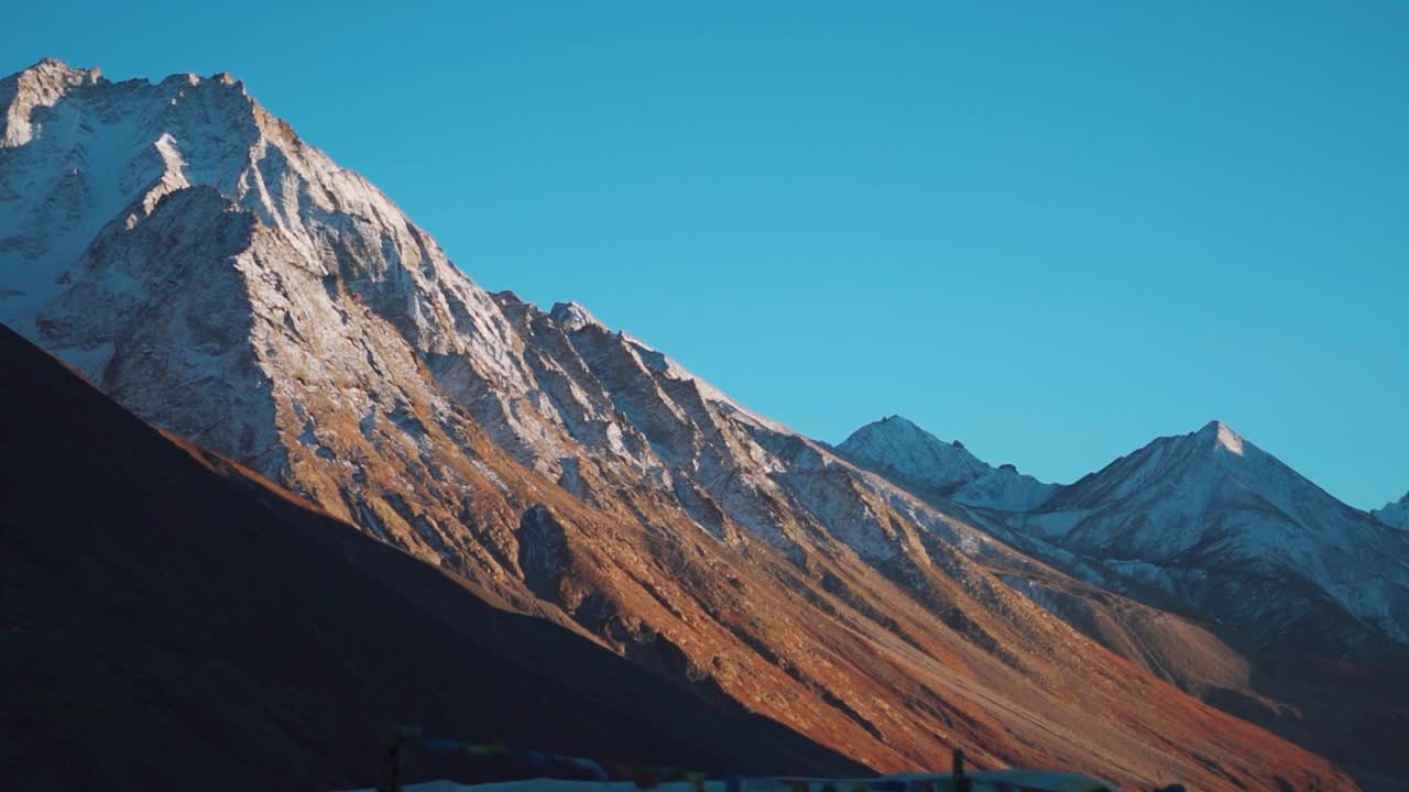 印度喜马偕尔邦卡扎的冬季，雪山顶上的云。冬天，雪覆盖了斯皮蒂山谷的喜马拉雅山脉。云在山上移动视频素材