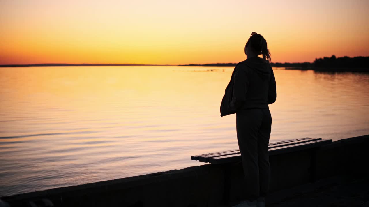 在湖上看日落的女人视频素材