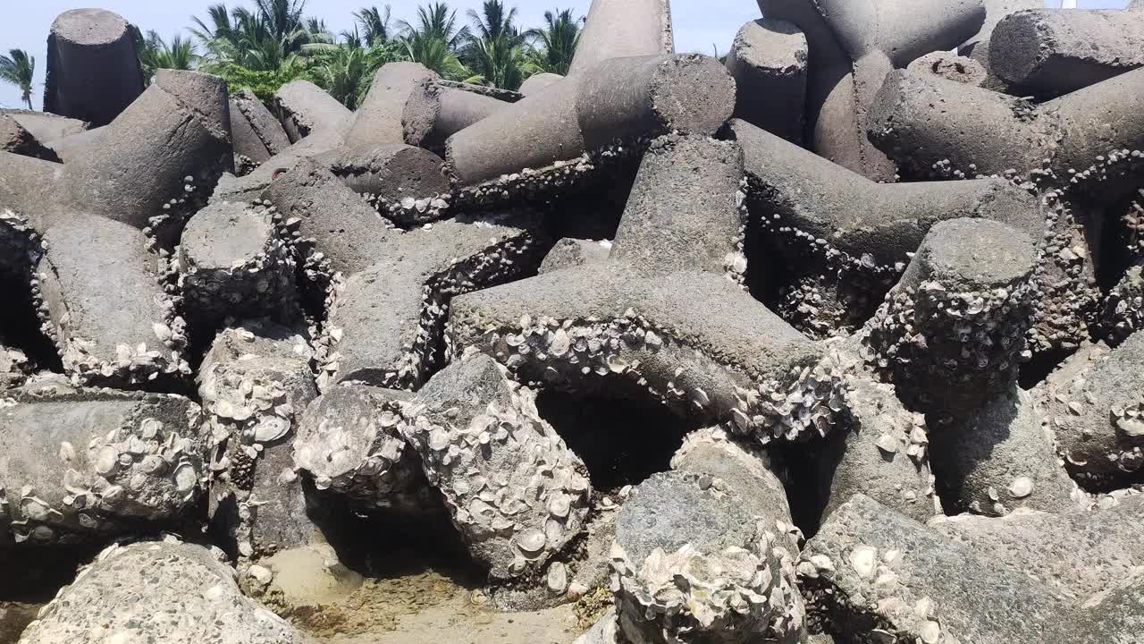 视频混凝土四足防波堤的石头是堆叠的，以防止磨损视频素材