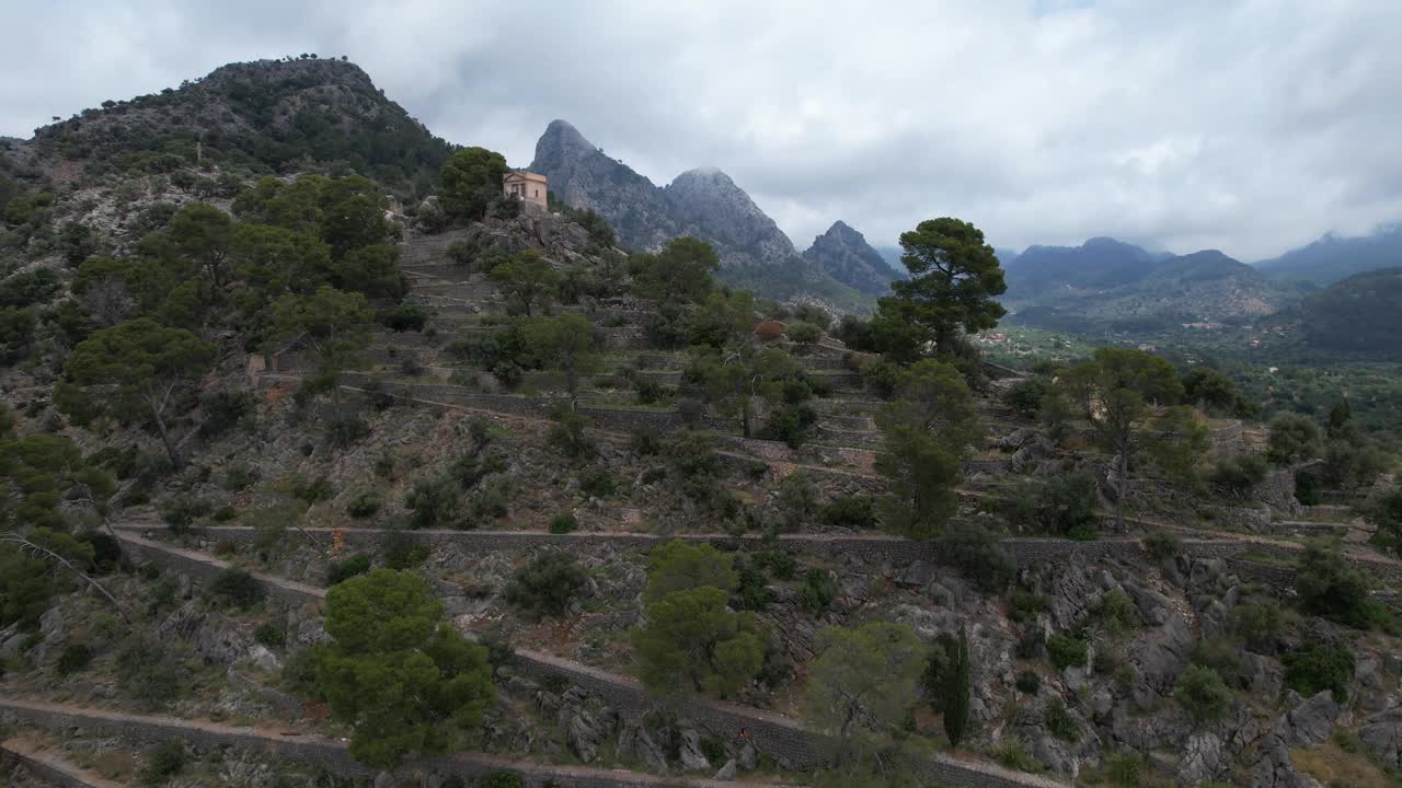 山与路鸟瞰图视频素材