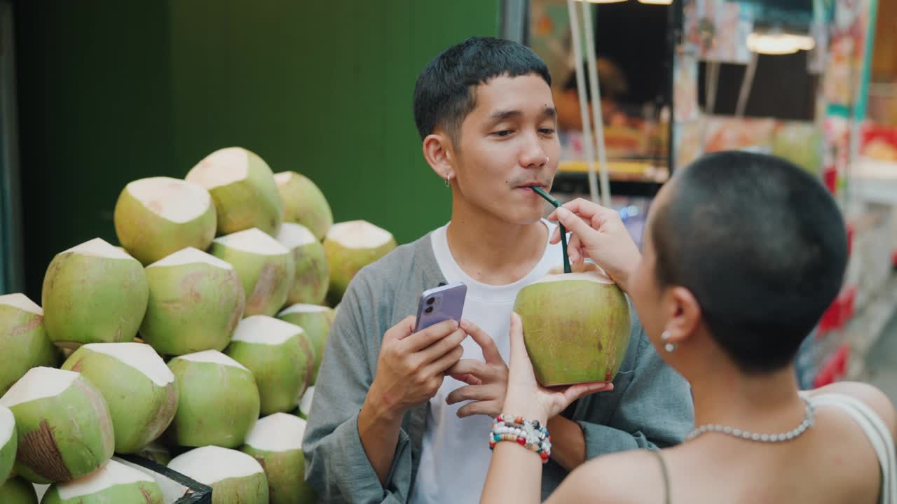 青少年喜欢逛夜市。视频素材