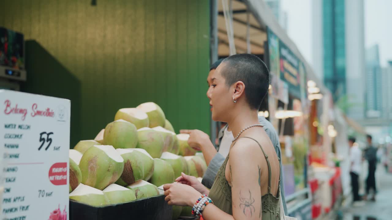 青少年喜欢逛夜市。视频素材