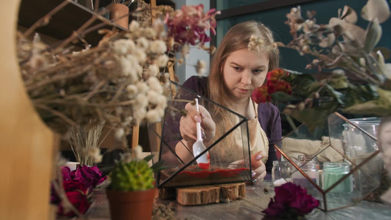 制作花艺的女人视频素材