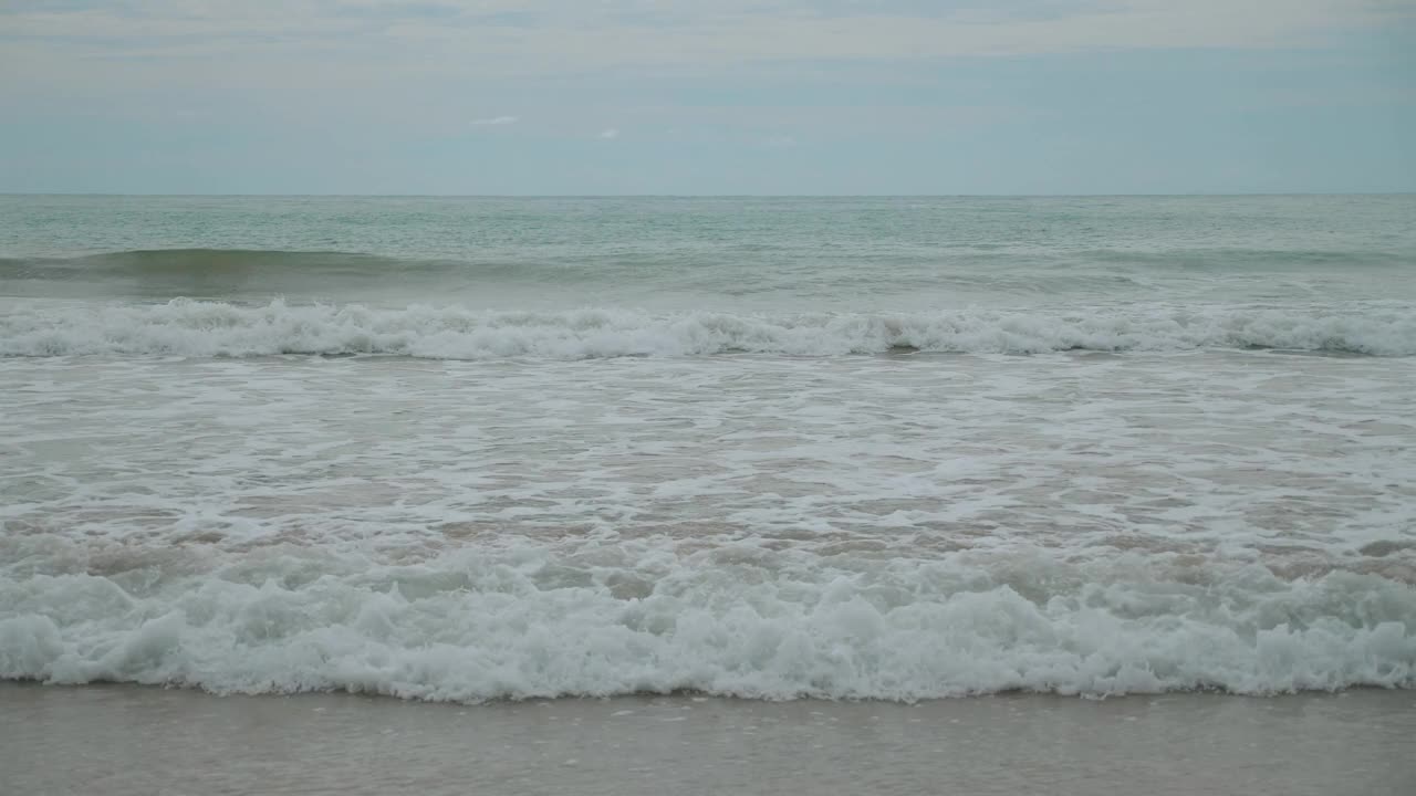 平静的海浪轻轻拍打着沙滩，视频素材