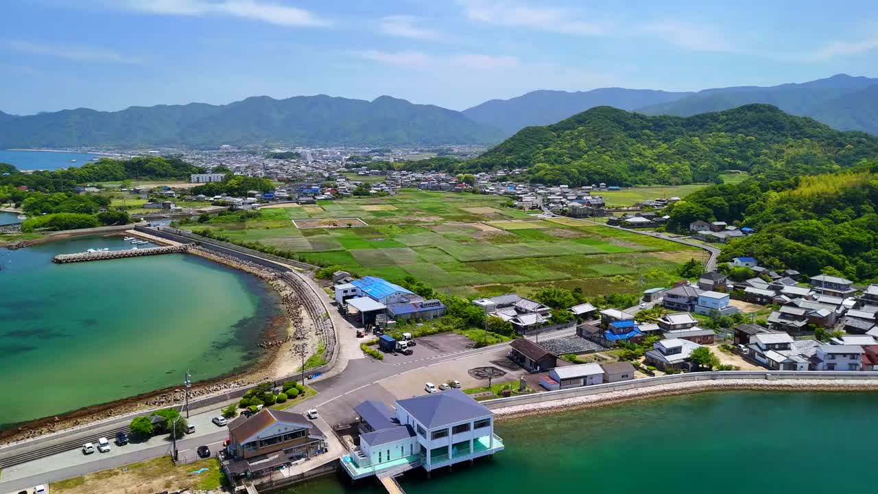 在东川市的Hikita，一个巨大的水产养殖池塘，你可以在那里钓鱼视频下载