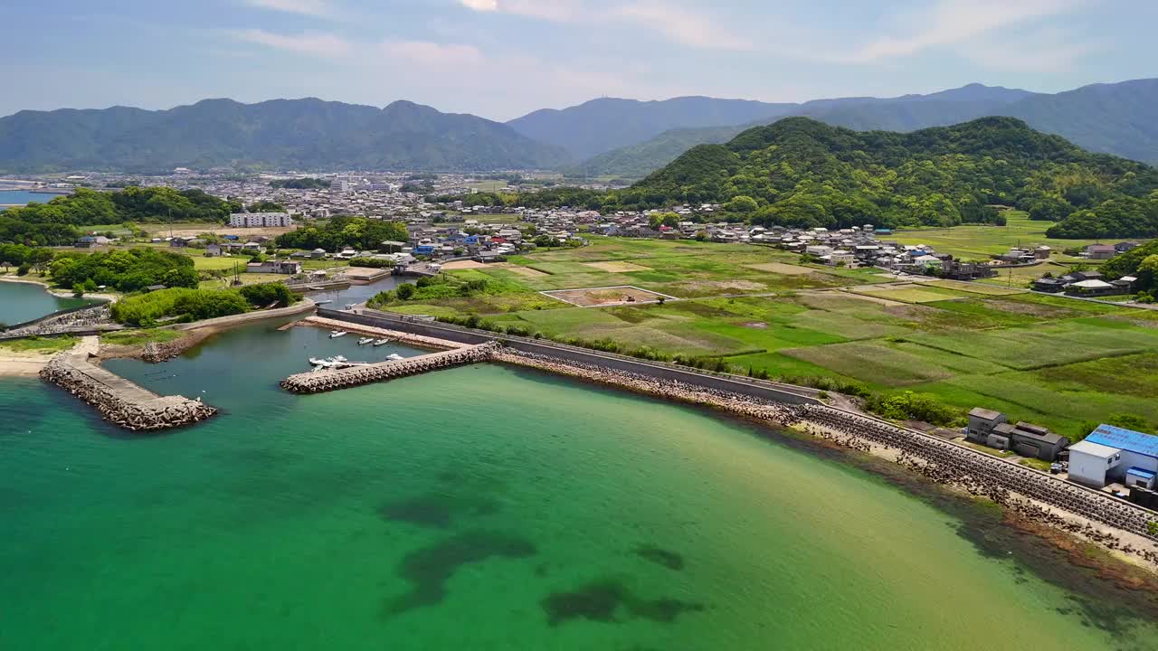 在东川市的Hikita，一个巨大的水产养殖池塘，你可以在那里钓鱼视频素材