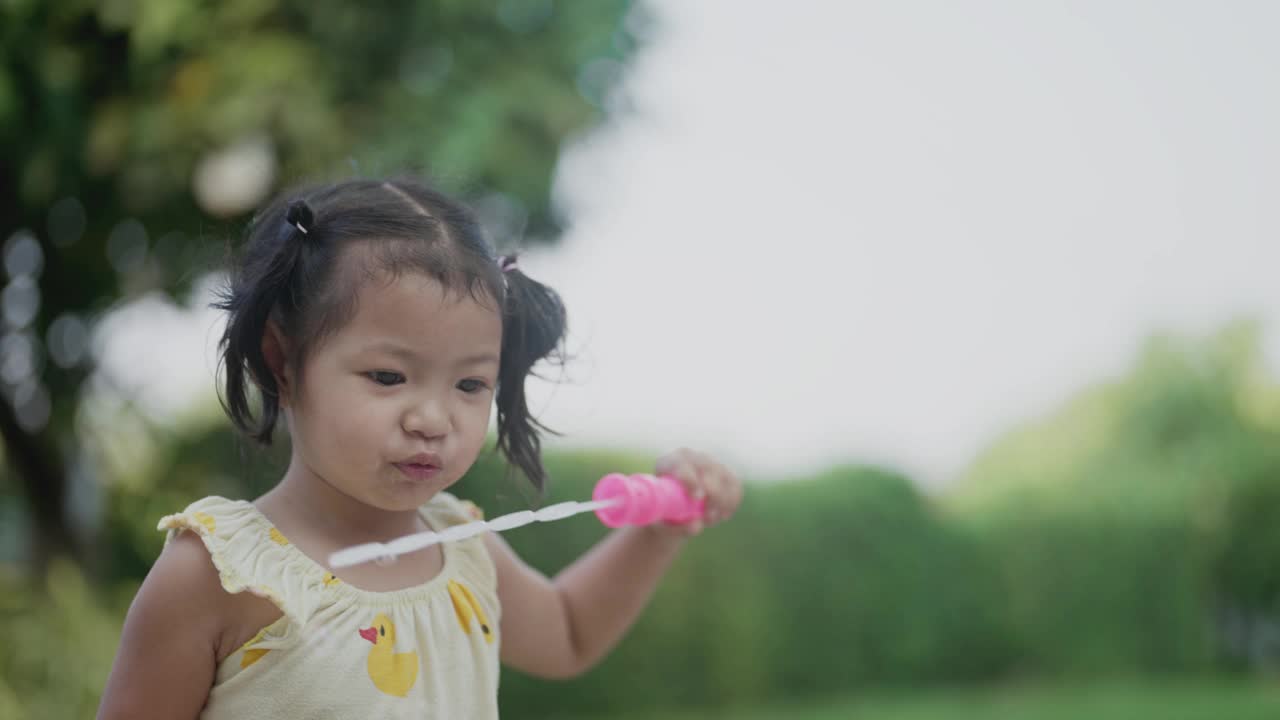 玩肥皂泡的亚洲女孩。视频素材