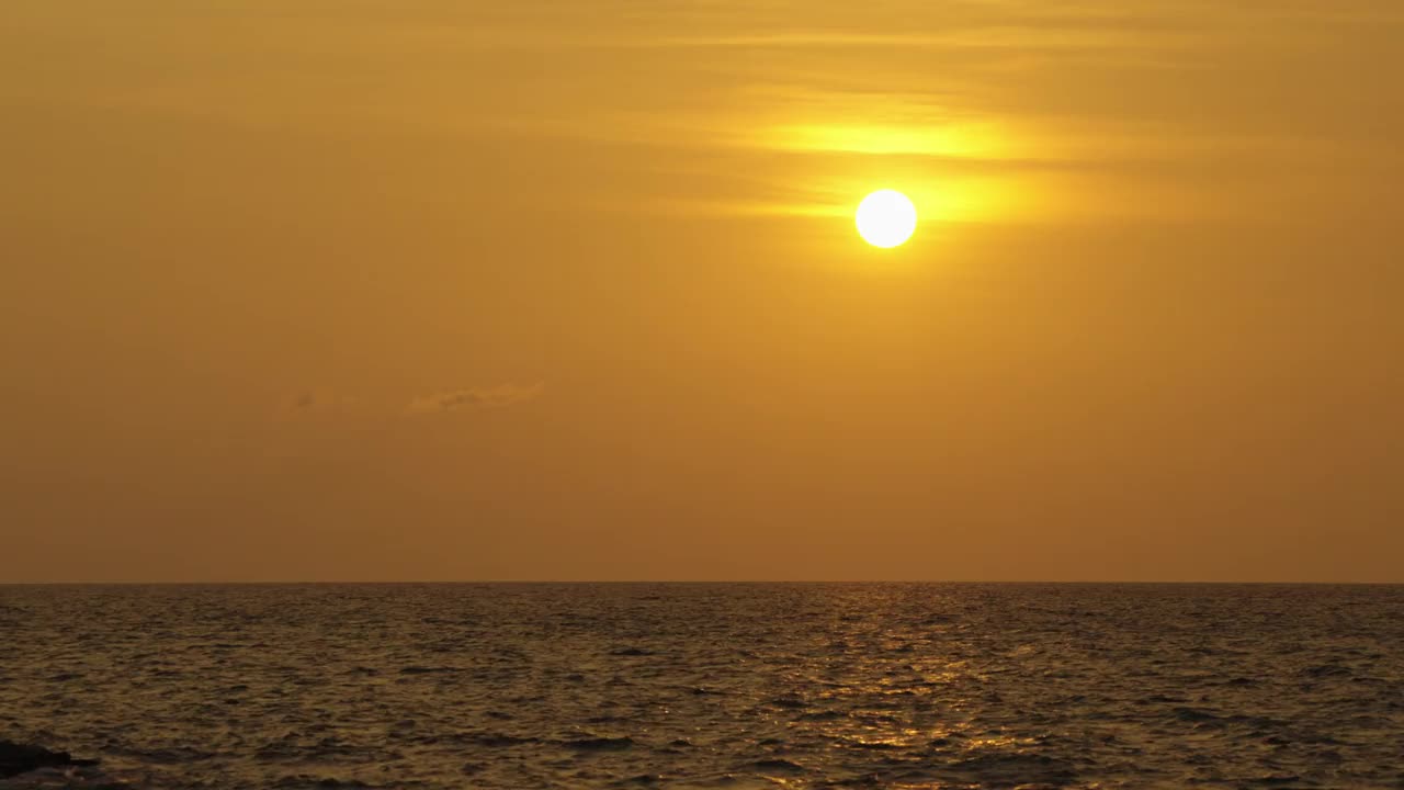 夕阳平静而宁静，大海明亮的灯光从傍晚的心情。视频下载