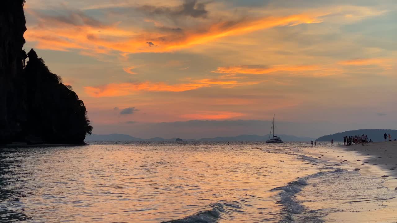 莱利海滩的日落和橙色天空视频素材