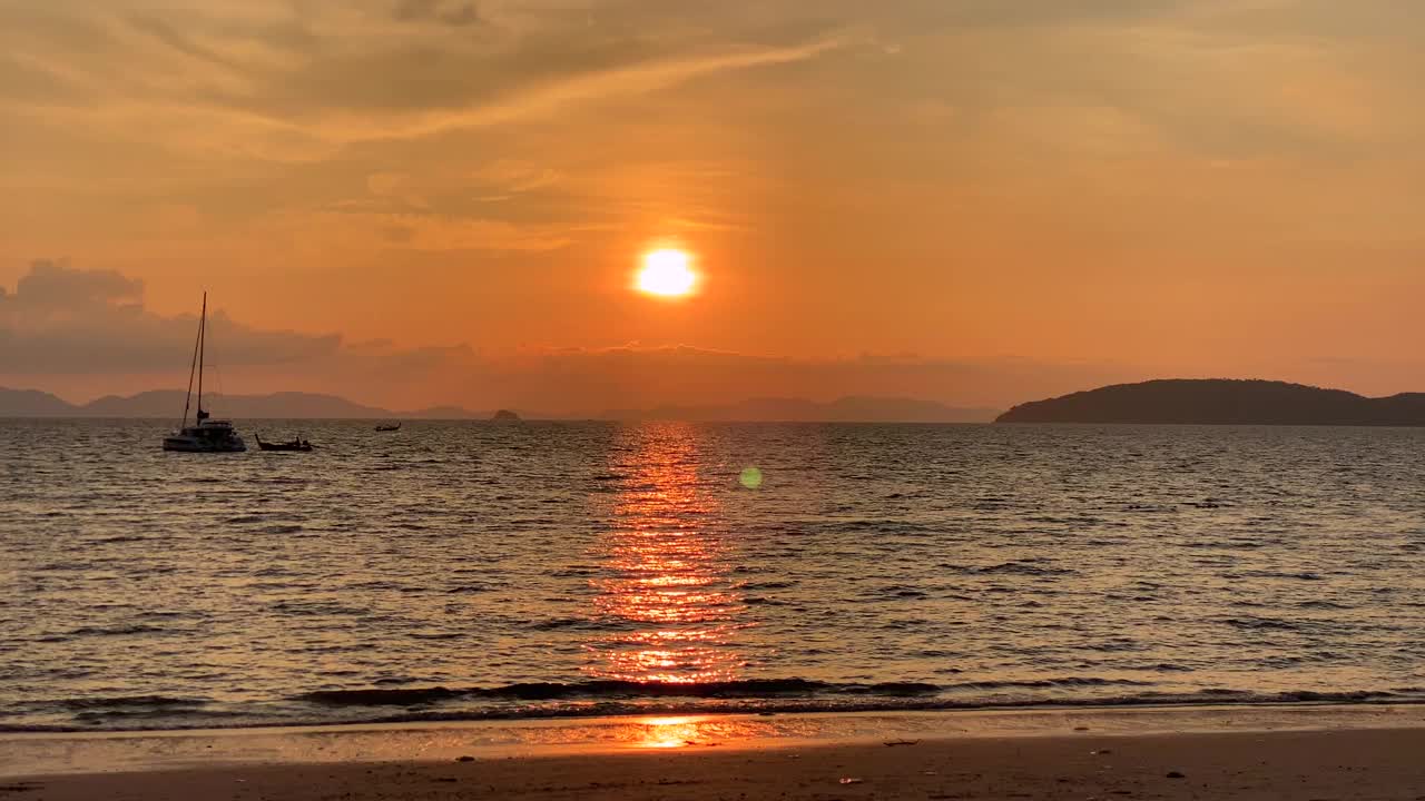 莱利海滩的日落和橙色天空视频素材