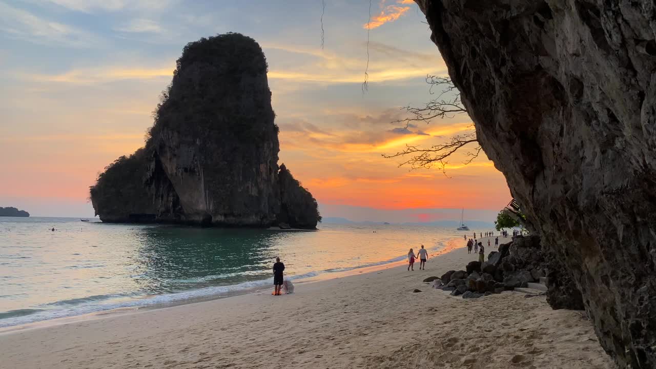 莱利海滩的日落和橙色天空视频下载