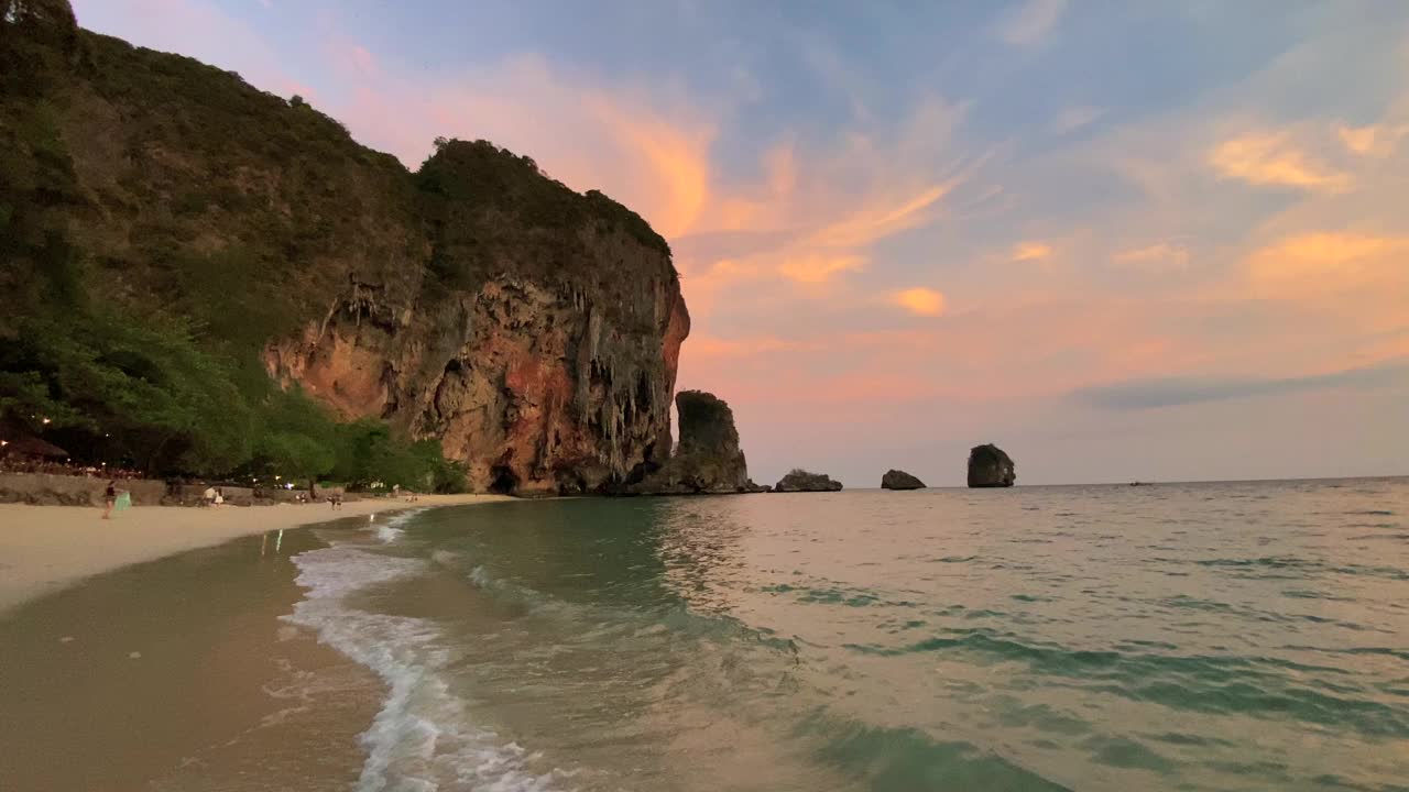 莱利海滩的日落和橙色天空视频素材