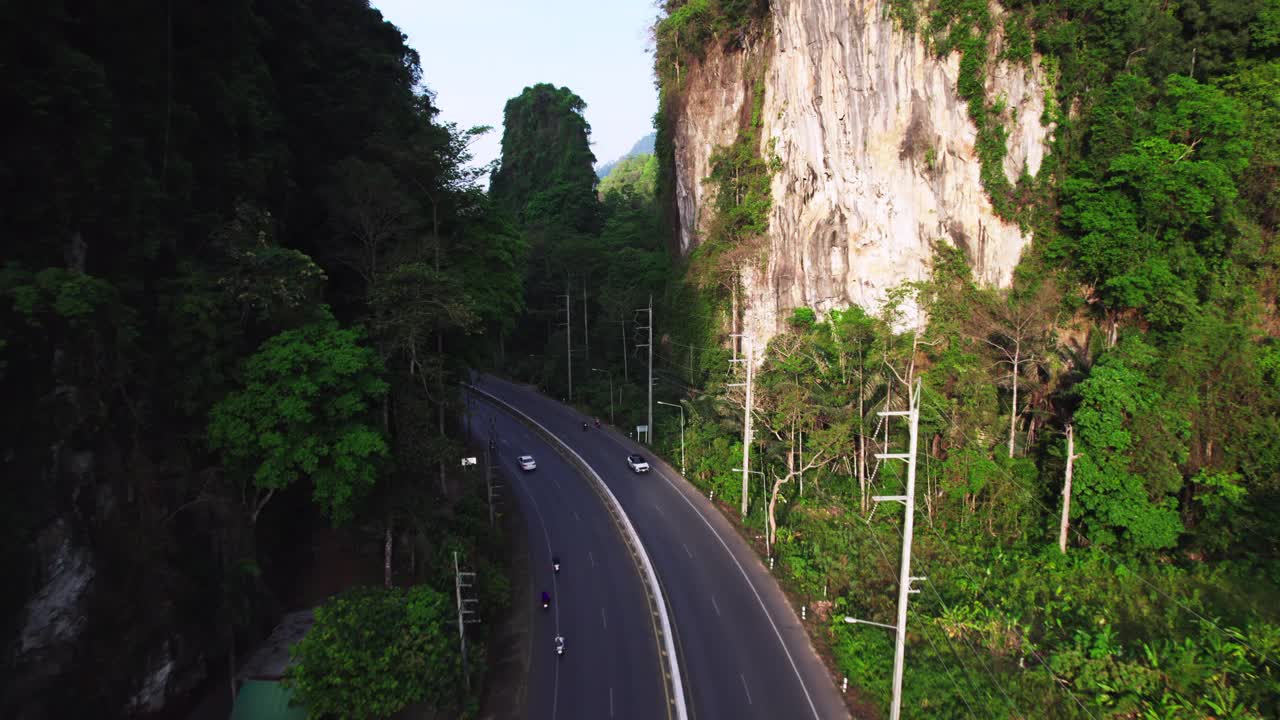 公路和山景，棕榈树和成千上万的早晨。甲米路视频下载