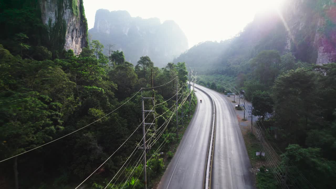 公路和山景，棕榈树和成千上万的早晨。甲米路视频下载