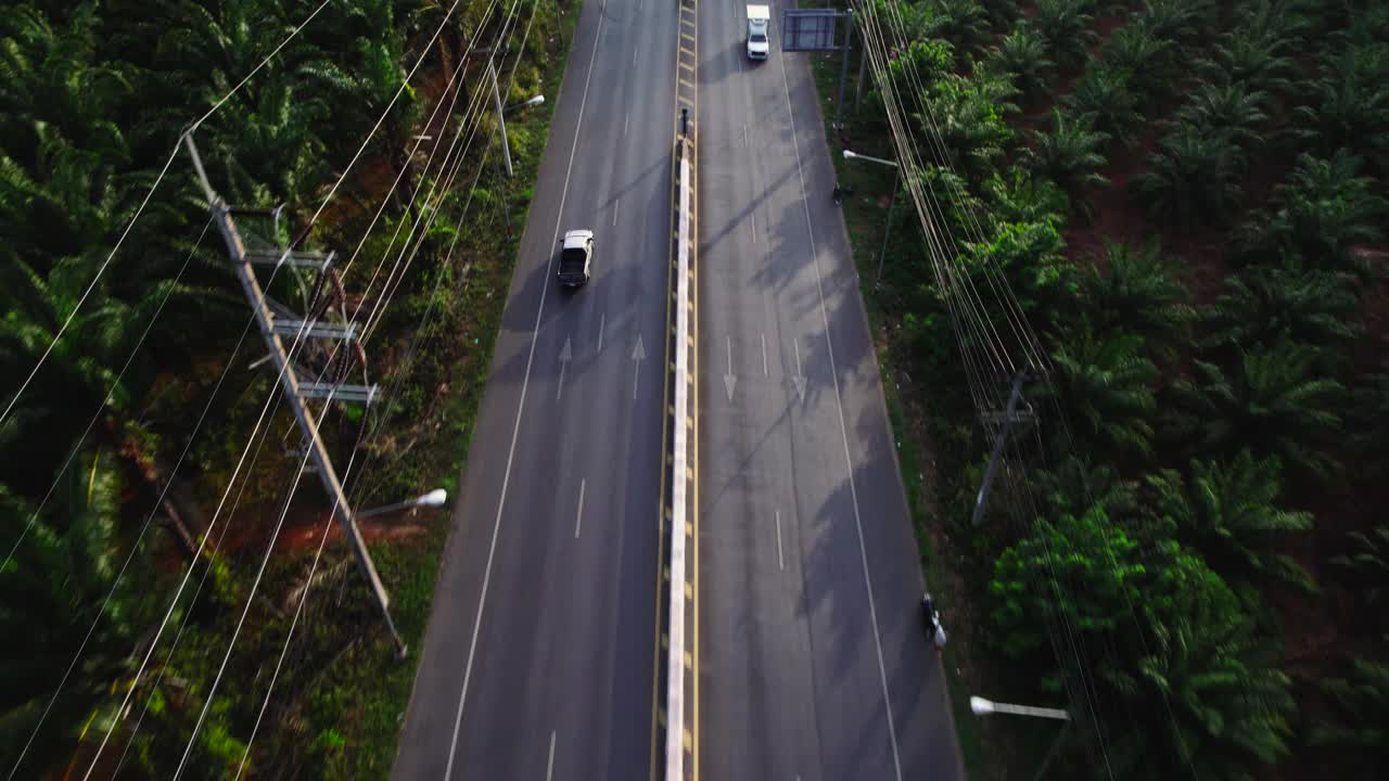 公路和山景，棕榈树和成千上万的早晨。甲米路视频素材