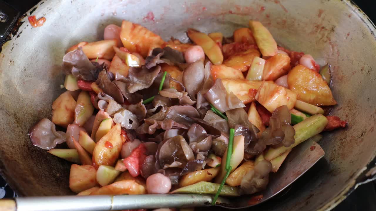 俯视图，特写的糖醋炒蔬菜和猪肉块。视频素材