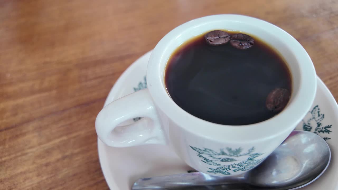 4k慢动作视频镜头，一杯热气腾腾的咖啡。在Kopi Tiam吃早餐。视频下载