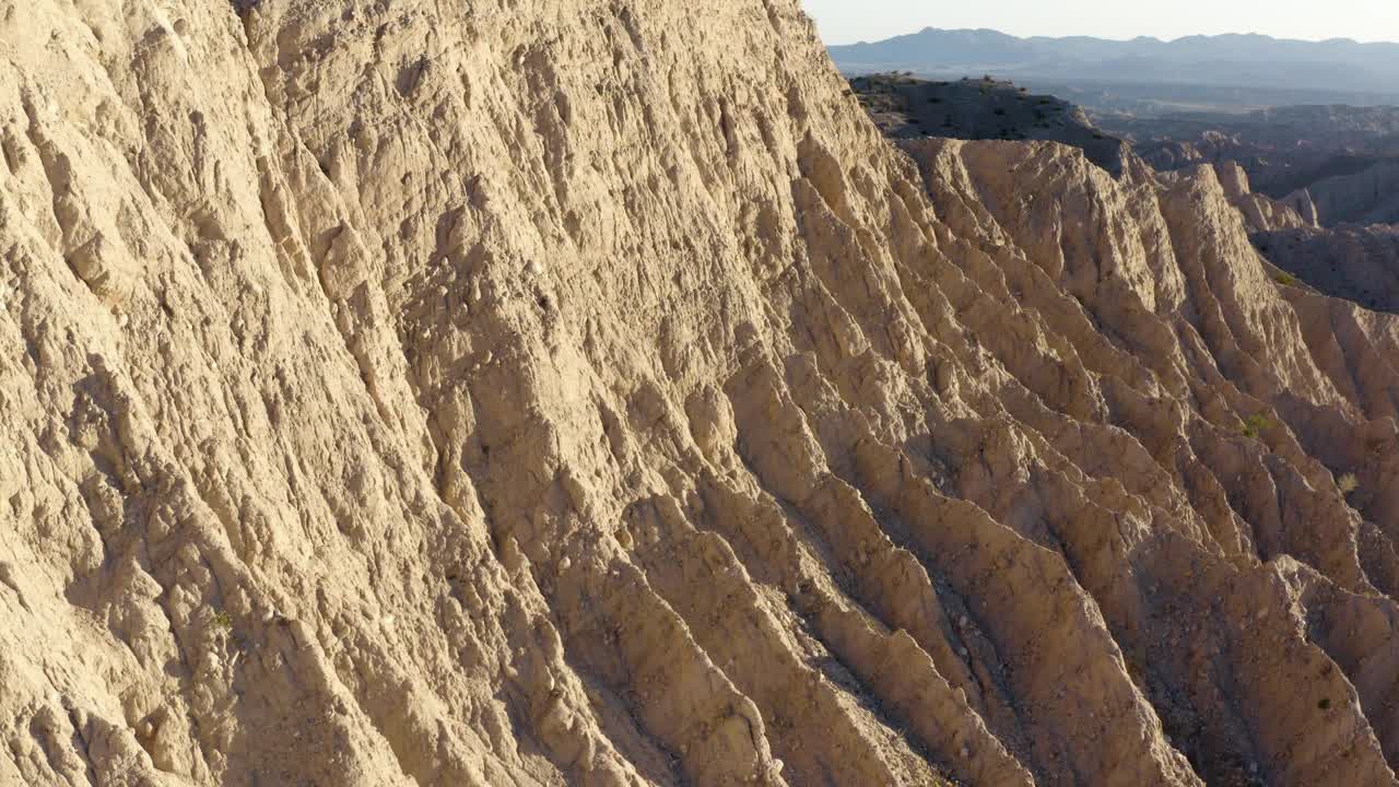 沿着荒地山脉飞行:空中视角视频素材